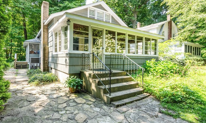 Lakeside Cabaña | Four Night Min! Lakeside Home With 800 Feet Of Association Beach!