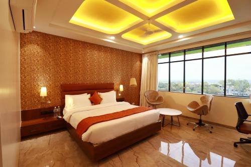 Akalkot Hotel | Four Petals Executive by LHMS