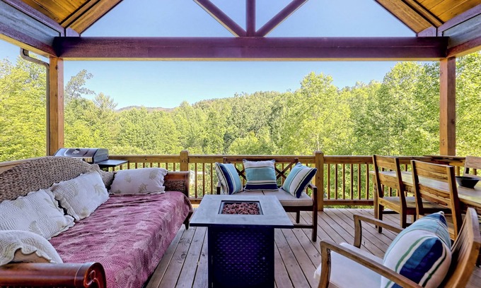 Clarkesville Cabina | Fox Den Haven w/Hot Tub - Steps to stunning Lake Burton in the NE GA Mountains!!