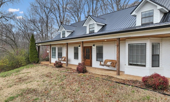 Lawrenceburg Casa | Fox Haven Retreat-Modern Cabin-Acres of Priv Land