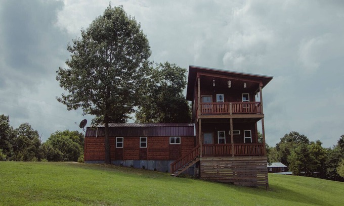 Eureka Springs Cabina | Fox Wood Cabin Secluded with Hot Tub/ family friendly