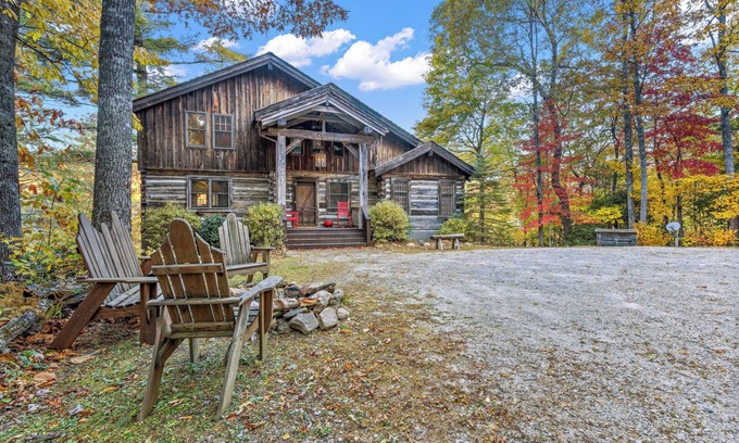 Linville Falls Cabina | Foxtail Cabin - Luxury Cabin with Hot Tub, Pool Table, Firepit, Views!