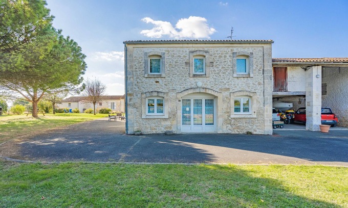 La Gripperie-Saint-Symphorien Casa | Casa 'Gite Aix Piscine Intérieure' con jardín compartido y Wi-Fi