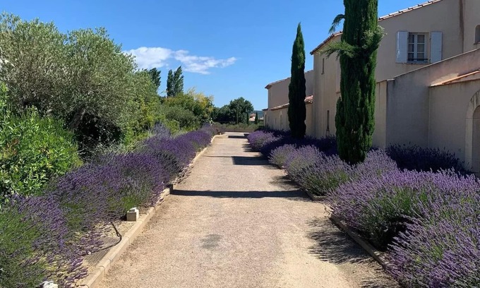Saint-Laurent-de-la-Cabrerisse Villa | Despierta en una villa francesa rodeada de viñedos y bellos paisajes