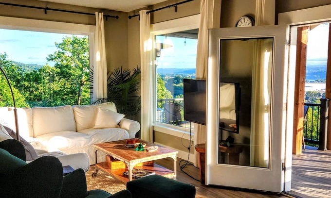 Carrolls Cabina | Framed by Nature: Picture Windows with River Views: Kalama Oaks' Panorama Suite