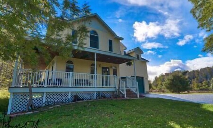 Frankfort Casa | Frankfort Farmhouse - PickleBARn