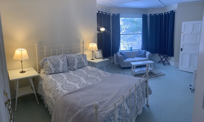 Saranac Lake Cama Y Desayuno | Franklin Manor - Queen Suite