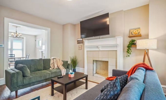 Olde Towne East Casa | Franklin Park Tudor 5BD w Sunroom, Nationwide, OSU, Pet friendly, Fenced yard