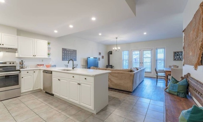 Inglewood Casa | FREE Banff Pass, Cozy 3BR, Sleeps 6 & RT Patio