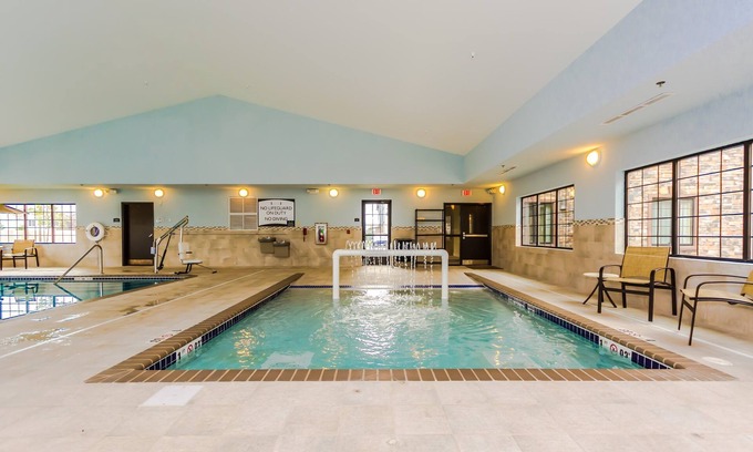 Grand Forks Apartamento | Desayuno gratis. Piscina cubierta y bañera de hidromasaje. Perfecto para visitar la Universidad de Dakota del Norte.