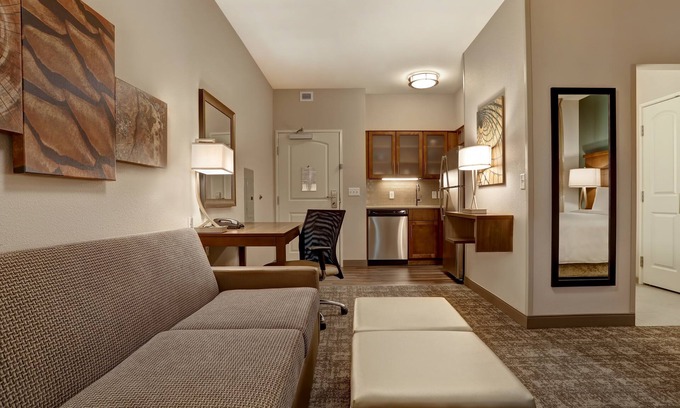 Overland Park Apartamento | Desayuno gratis. Piscina. Barbacoa compartida. Gimnasio. ¡Cerca del centro de convenciones de Overland Park!