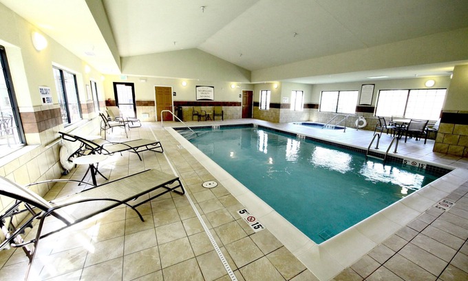 Minot Condominio | Desayuno gratis. Piscina y jacuzzi. Gimnasio. ¡Viaje rápido a la Base de la Fuerza Aérea Minot!