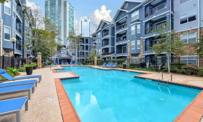 Peachtree Heights West Apartamento | Free Early Check-in. 5 Minutes From Lenox Mall. 2 Balconies!
