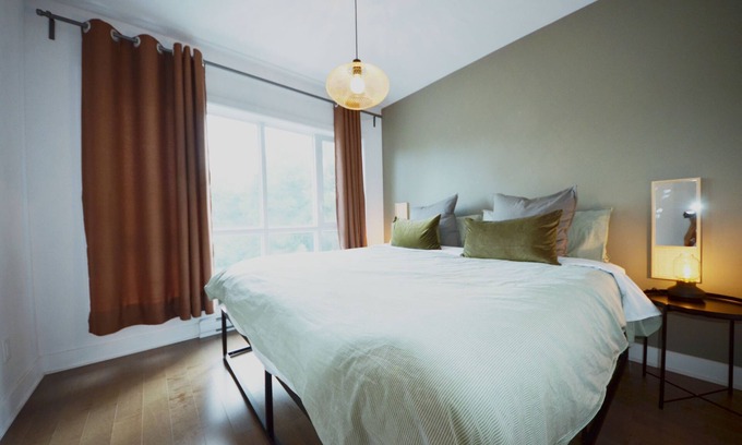 Cote-Des-Neiges—Notre-Dame-De-Grace Casa | Free indoor parking* 2BR*rooftop terrace*gym*indoor parking