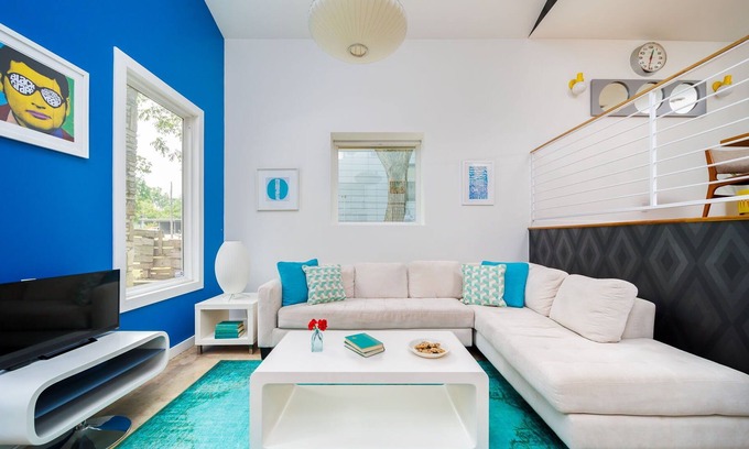 Parker Lane Casa | Free Parking, 2br, East Riverside - Aqua Blue