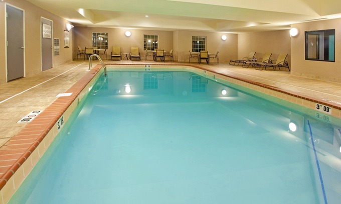 Elkhart Condominio | Free Wi-Fi, Free Breakfast + Indoor Pool | 20 Minutes to the University of Notre Dame