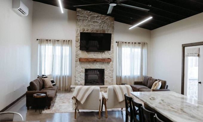 Rogersville Casa | Freedom Quartersnn~Farm Setting~