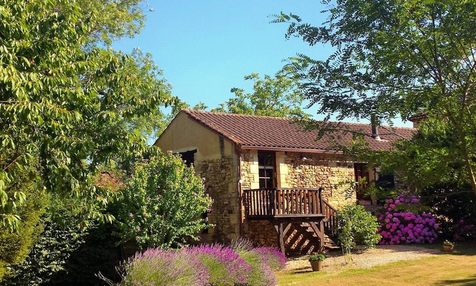 Villefranche-du-Perigord Cabaña | French Holiday rental in the Périgord. XVIII th Century stone farmhouse.