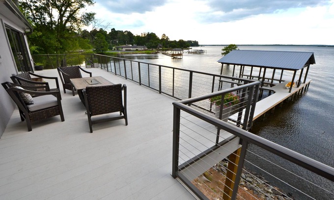 Shreveport Casa | Casa fresca y contemporánea del lago con cocina gourmet y 2 botes