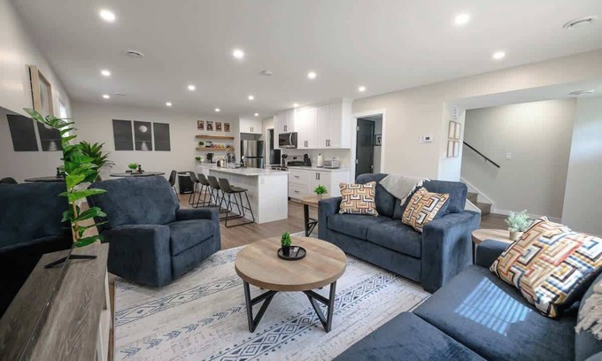 Grande Prairie Casa | Fresh & Modern | 3BR 1.5 Bath | Smart TV | WIFI