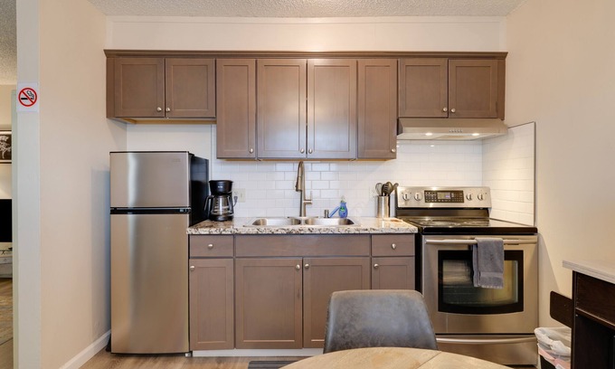 Raisin Apartamento | Fresno Apartment w/ Shared Grill & Dining Area