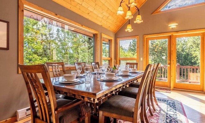 Golden Casa | Friends. Family. Adventure.