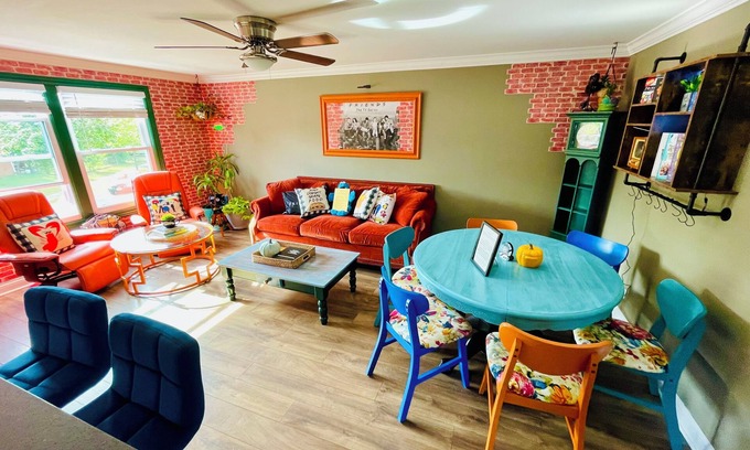 Wasco Casa | Oasis Inspirado en Friends con Jardín Privado y Piscina