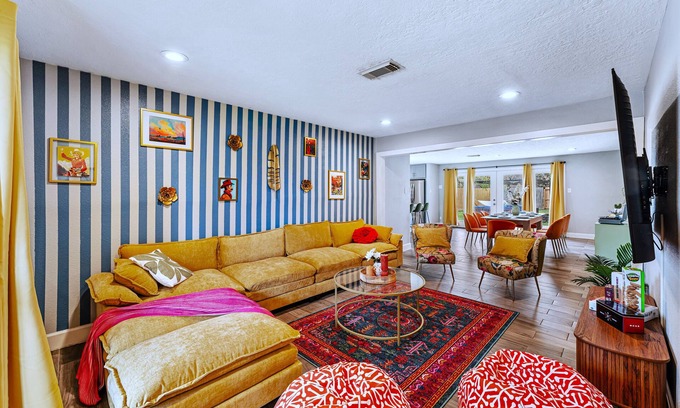 Westbury Casa | Friends-Themed 4BD + Pingpong & Outdoor Theater