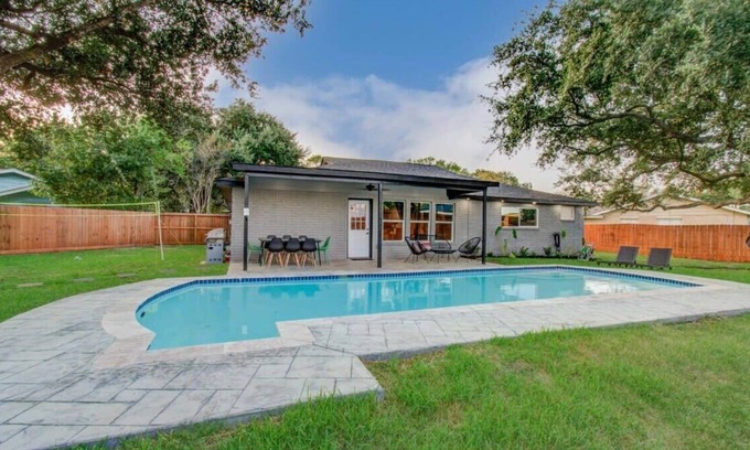 Friendswood Casa | Friendswood Getaway - 5 Bedrooms + Pool + Patio