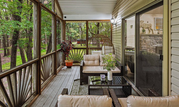 Briar Crest Woods Casa | Frolic on Fern by AvantStay | Enclosed Deck w/ Forest Views, Bar
