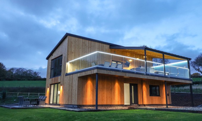 Ruthin Cabaña | FRON HAUL - GWENNOL, family friendly, with hot tub in Ruthin