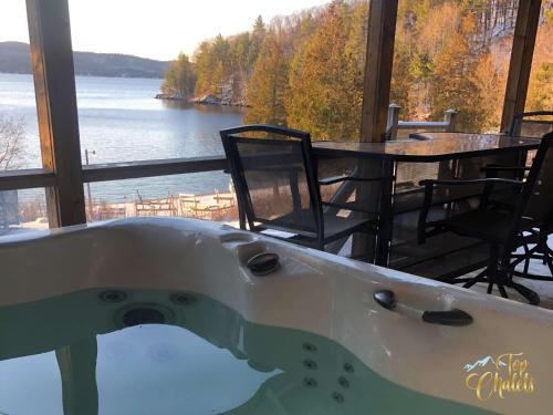 Cheneville Chalet De Esquí | Front LAKE Simon HOT TUB 6br 17p BEACH private