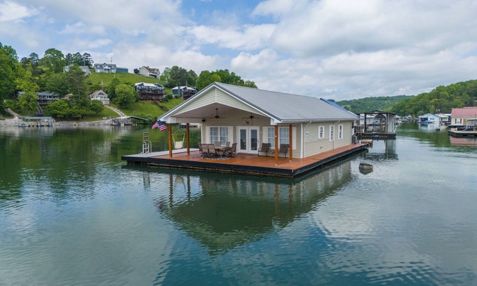 La Follette Alquiler De Eote | FRONT ROW FLOATING HOUSE at Springs Dock Marina on Norris Lake
