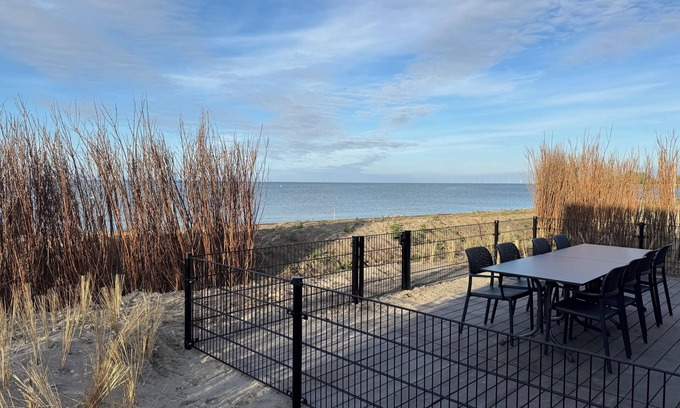 Enkhuizen Casa | Front row - with fence - Premium BeachHouse panorama deck