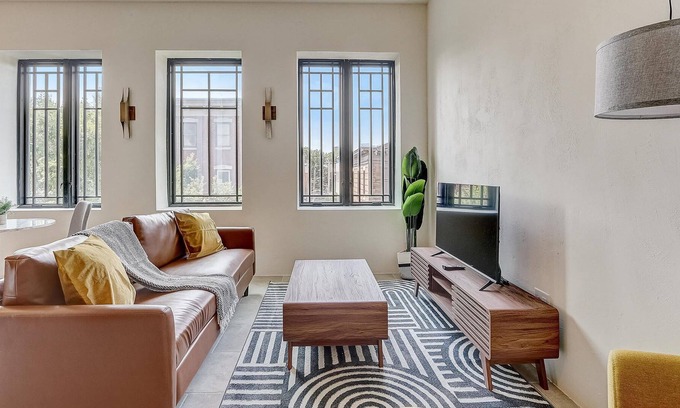 Society Hill Apartamento | Frontdesk | 1 BR Apt on South St by Magic Gardens