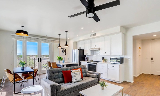 Menlo Park Apartamento | Frontdesk | 2 BR Apt in Menlo Park