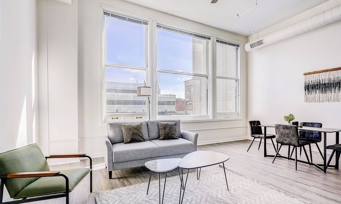 Mile Square Apartamento | Frontdesk | 2 BR Apt by Kurt Vonnegut Museum