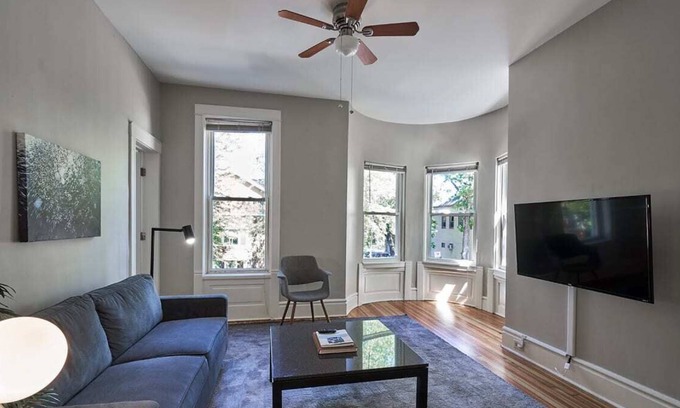 Wrightwood Neighbors Apartamento | Frontdesk | Bright Open 3 BR Apt in West DePaul