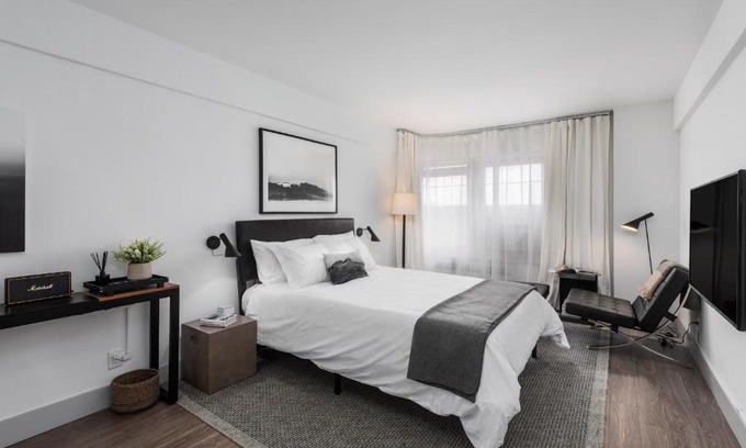 Central West End Apartamento | FRONTDESK Studio Apt with Pleasant Rooftop Deck