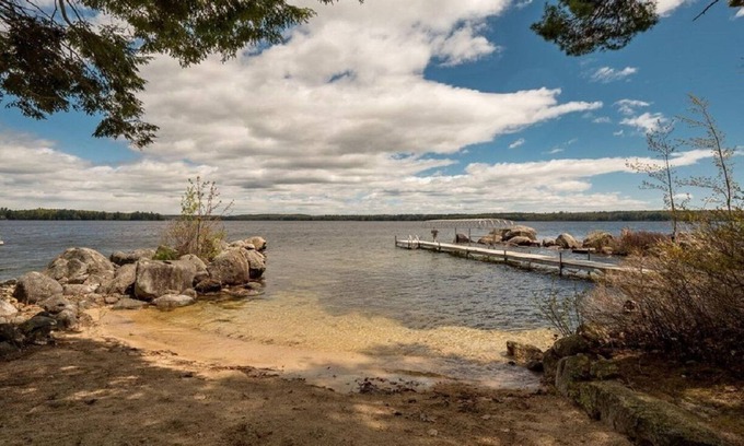 Standish Casa | Frye Island Paradise - Cabaña renovada en el lago Sebago - A solo un viaje en ferry