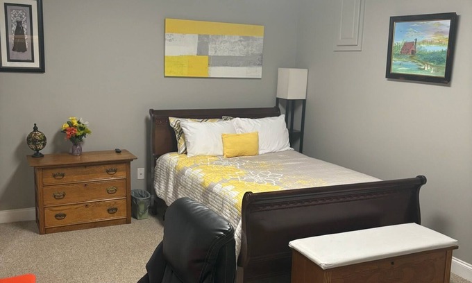 Braselton Apartamento | Full bed, closet, mounted TV, with apartment amenities at this fabulous rate.