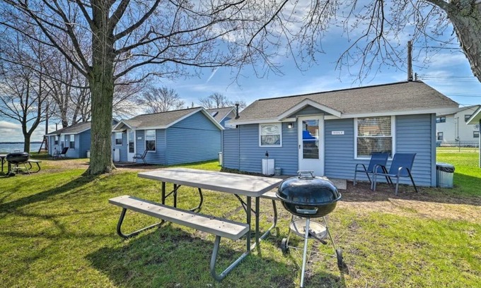 Houghton Lake Cabina | Full Cabin: 21 Steps to the Lake! PET FRIENDLY!