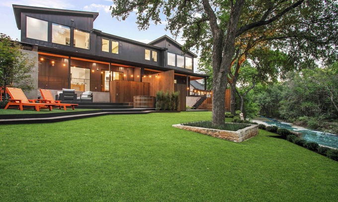 South Lamar Apartamento | Full Duplex ATX Modern Creekside Retreat + Hot Tub