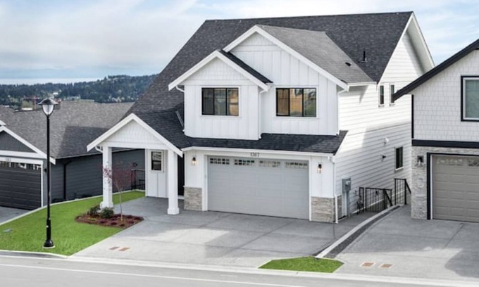 Langford Casa | Full Executive Home with Stunning Views