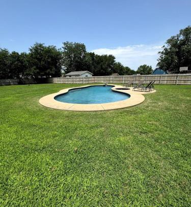 Owasso Casa | Full HOME with 2 KING BEDS and a POOL