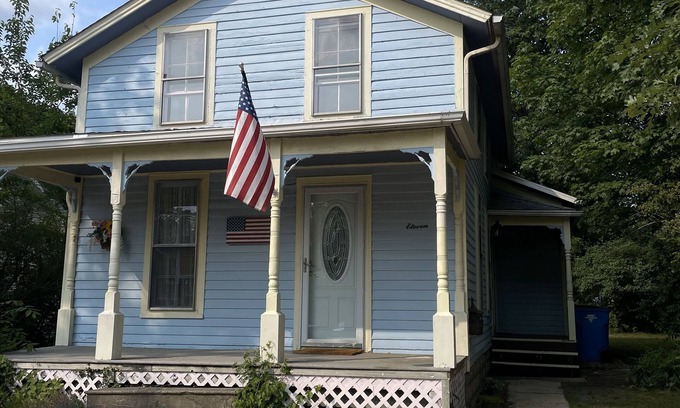 Hillsdale Casa | Full House: Hillsdale Cottage. Walking Distance to College! Across from Handmade