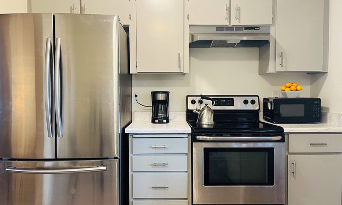 South Richland Casa | Full kitchen - Cozy 2 BR with King bed - Hospital & Hanford super close.