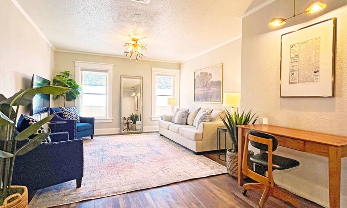 Hot Springs Apartamento | Full Kitchen / Spacious Living Room / Walk to Mineral Springs and Restaurants