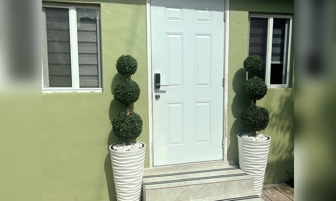Miramar Apartamento | Full privacy screen, Hot Tub ,full panel shower outdoor TV &bluetooth speakers
