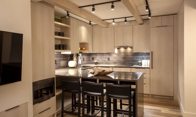 Ketchum Condominio | Fully Remodeled Modern Condo Steps from Warm Springs Lift